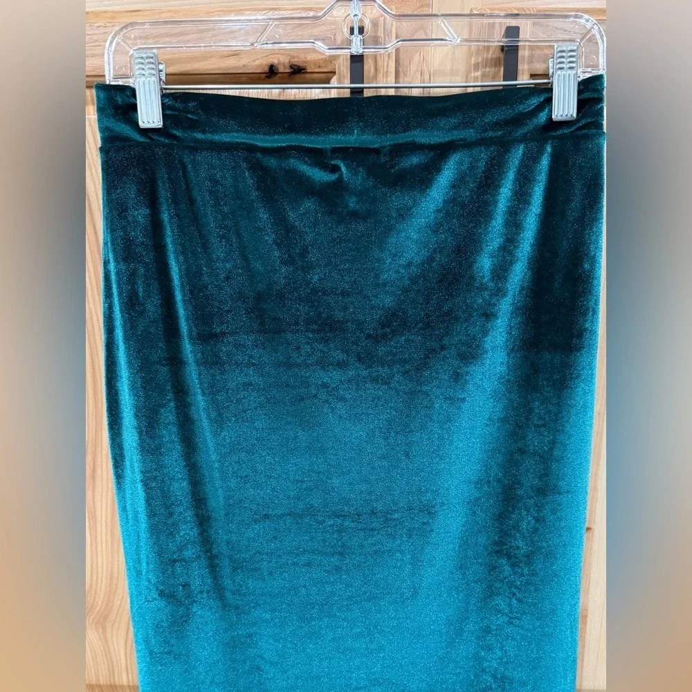Stunning Halogen Emerald Green Velvet Midi Skirt Feminine Holiday Festive Party
